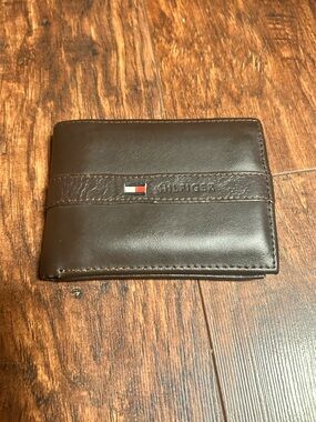 Tommy Hilfiger Brown Leather Men's Bi-Fold Wallet with Flag Accent